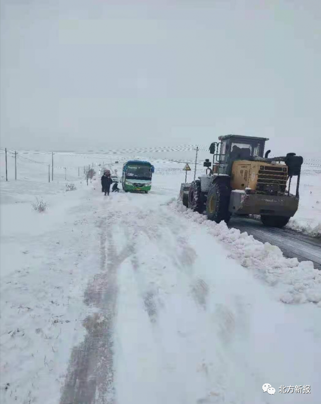 内蒙古这里突降大雪 !45辆车被困!