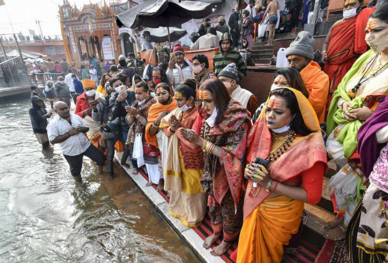 印度教教徒相信大壶节期间在恒河中沐浴,可以洗去罪愆,从生死轮回中