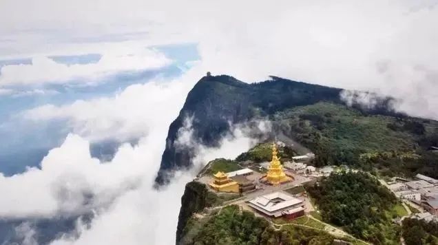 四川峨眉山与贵州梵净山相比,哪个景区更值得去旅游?