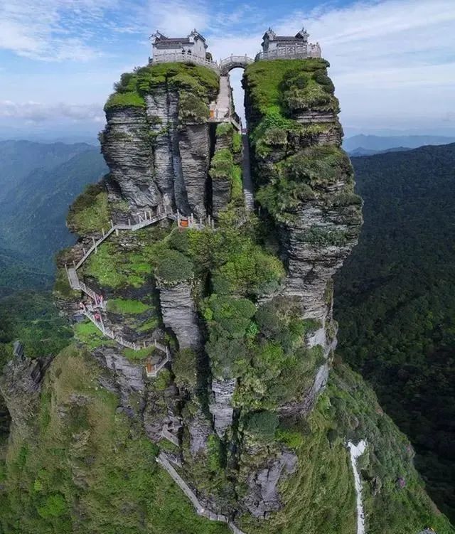 四川峨眉山与贵州梵净山相比哪个景区更值得去旅游