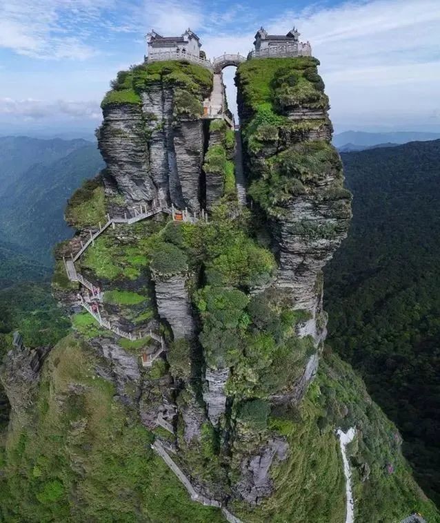 四川峨眉山与贵州梵净山相比,哪个景区更值得去旅游?