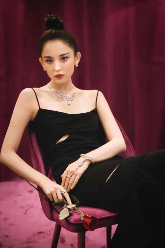 古力娜扎真是个美人坯子!穿吊带裙演绎风情万种,身材比例好惊艳