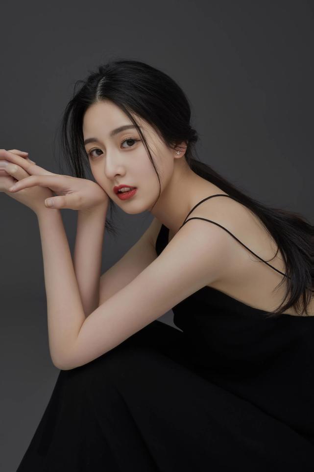 亭亭玉立的成都新生代95后女神艺人柴春月,颜值高,身材好,人品好