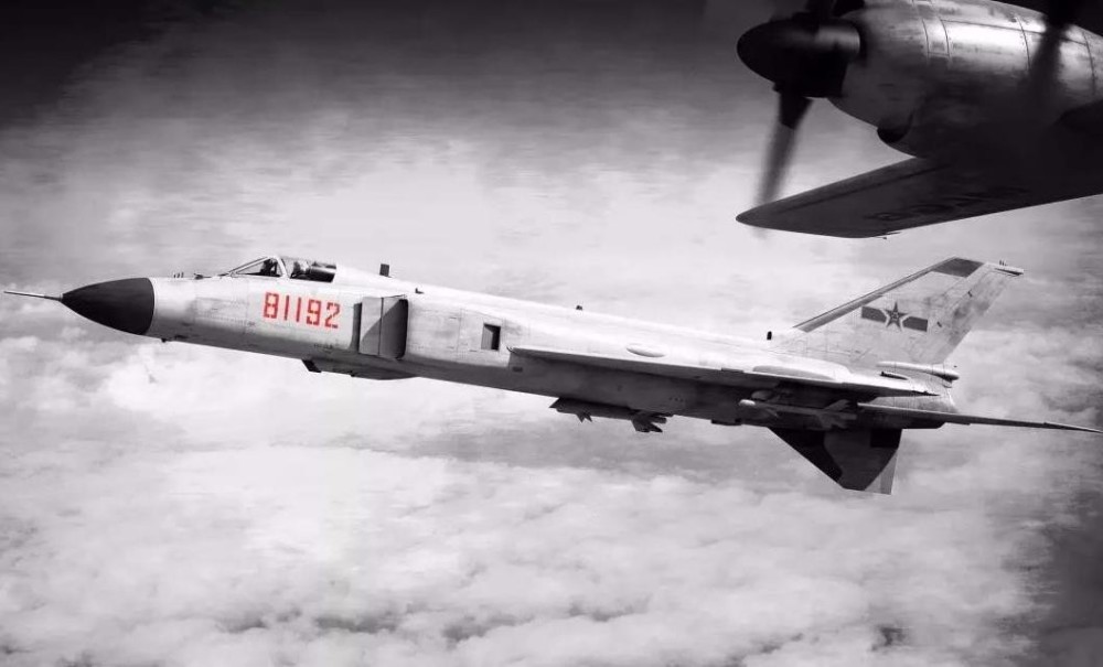 00年代,美军拥有着世界上最先进的空军,王伟驾驶的歼-8Ⅱ战斗机虽然