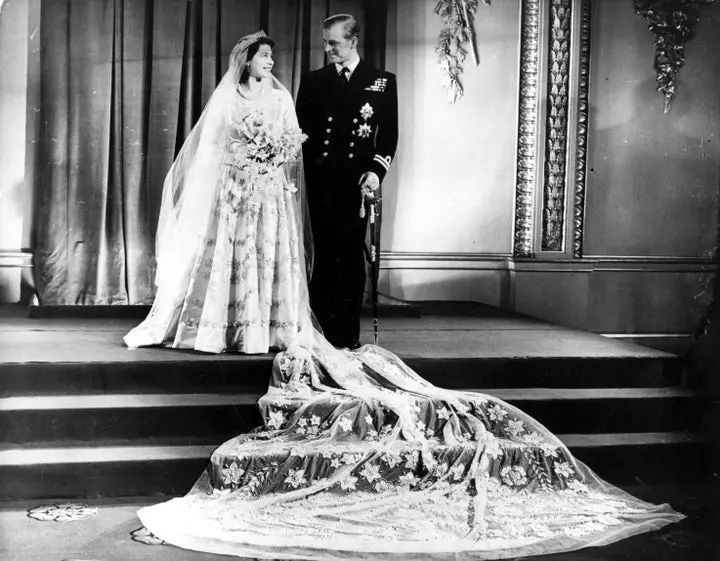 英国女王出席温莎城堡追思会王子缺席感恩仪式(图)