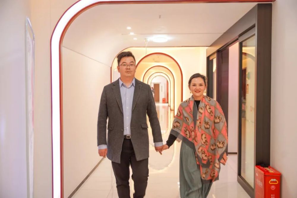 13年前一起下海的丽江这对公务员夫妻,现在干得怎么样