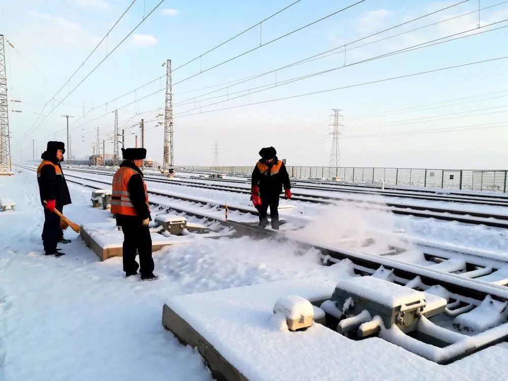 降雪来袭!一起来看看铁路人雪中坚守的身影