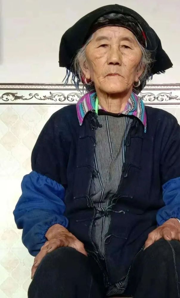 白宏支系老人服饰阿松支系(alsol colqa)自称豪尼,互称或他称阿松