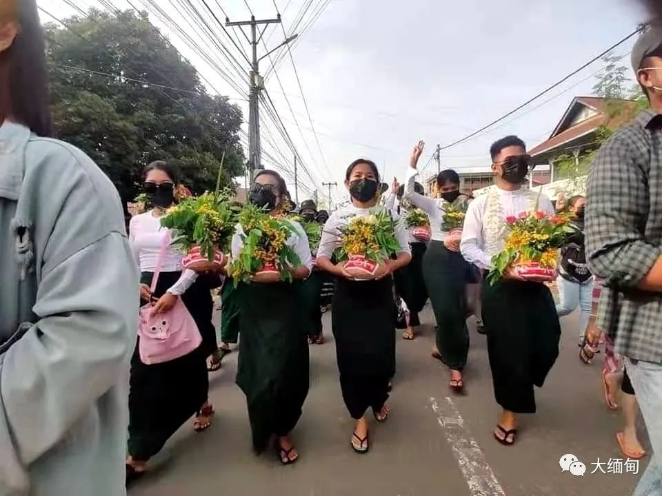 但今年不同与往年,缅甸民盟的支持者在革命,已有700余人在军警的枪口