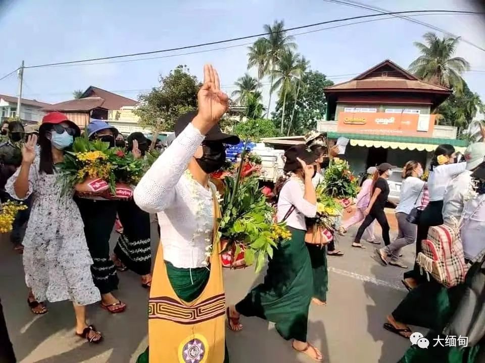 但今年不同与往年,缅甸民盟的支持者在革命,已有700余人在军警的枪口