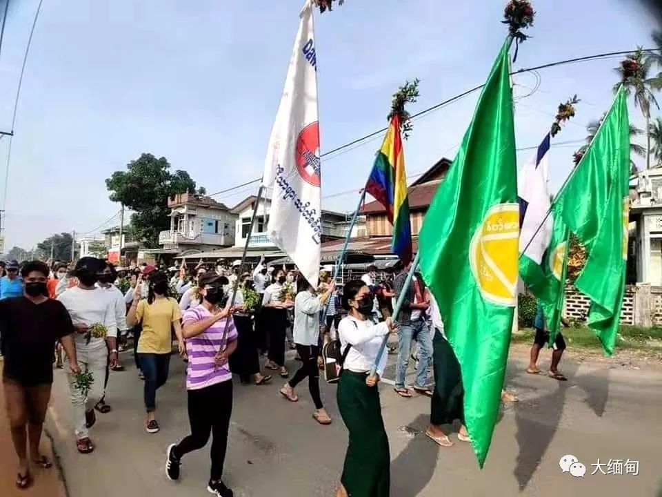 但今年不同与往年,缅甸民盟的支持者在革命,已有700余人在军警的枪口