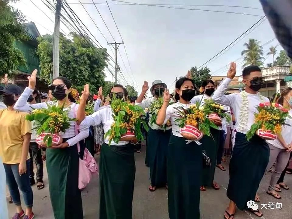 但今年不同与往年,缅甸民盟的支持者在革命,已有700余人在军警的枪口