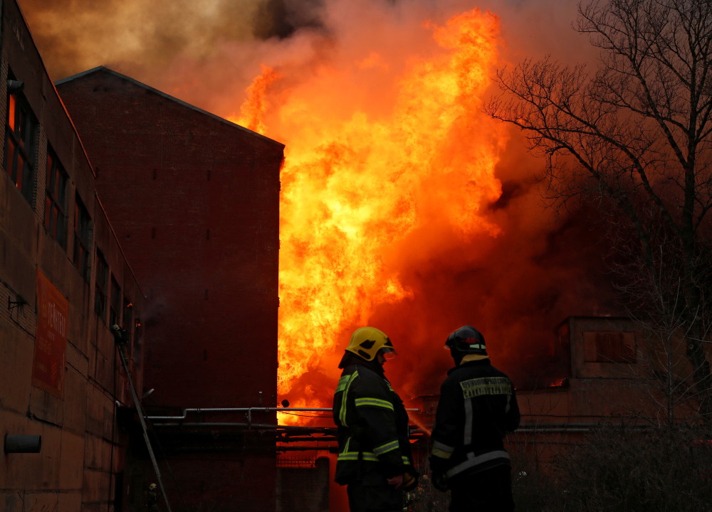 4月12日,消防员在俄罗斯圣彼得堡市的火灾现场工作.新华社/路透