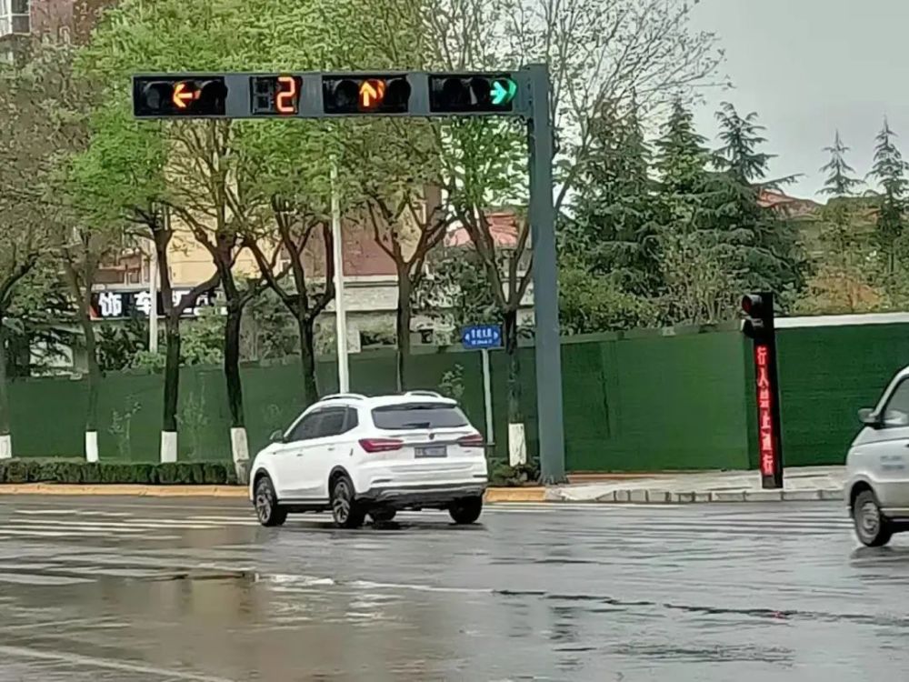 十字路口红绿灯