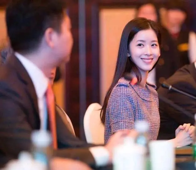 章泽天与章子怡再同框,戴名贵珠宝坐主桌,气场不输女星!