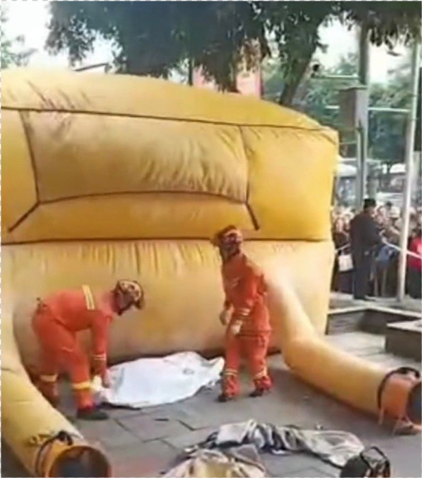 事后有媒体证实,女孩当场身亡.消防员给尸体盖上了白布.