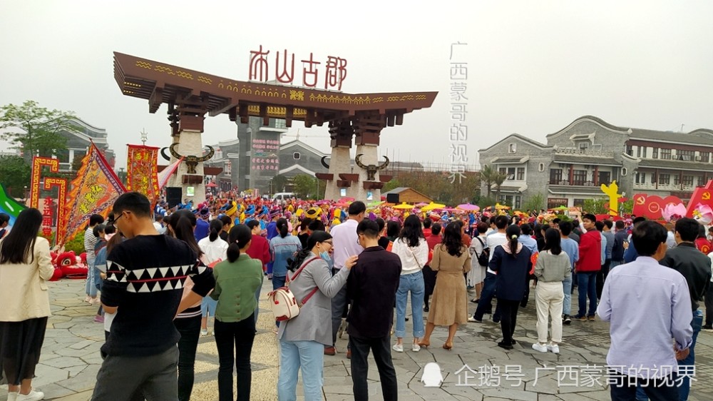 下面,我带大家去贵港市覃塘区的布山古郡去观赏一下4月13日的活动盛况