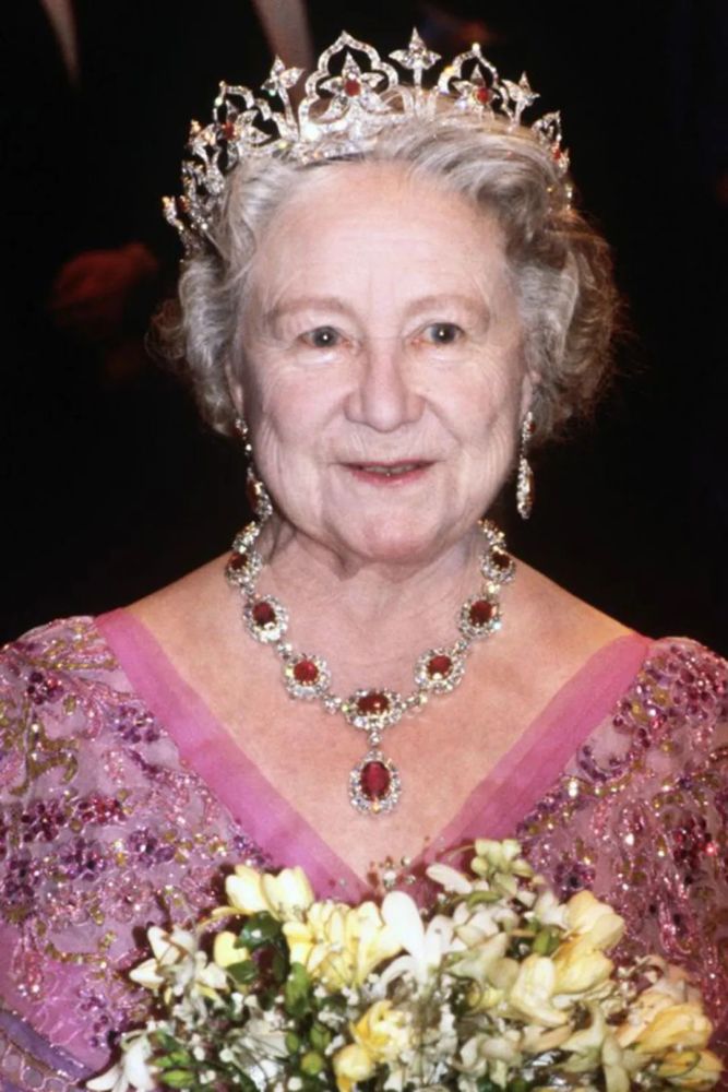 102岁伊丽莎白王太后,私扣喜爱王冠50年!不想把它还给