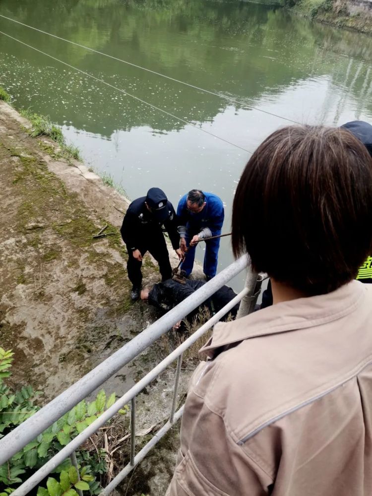 救上岸后,落水男子嘴里不停地吐着白沫,呼吸也非常微弱.