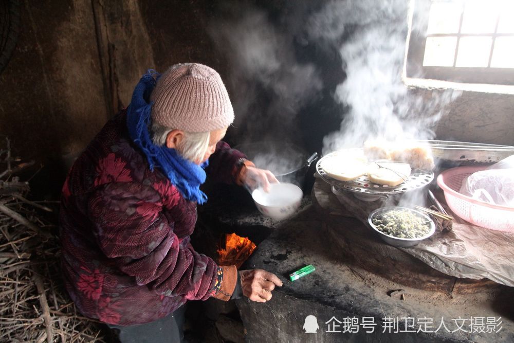 儿媳不在家8旬奶奶做饭犒劳儿子有肉有野菜看吃的啥