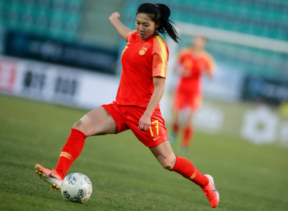 中国女足惹争议!王珊珊被韩国球员撞倒,没有心疼,反而