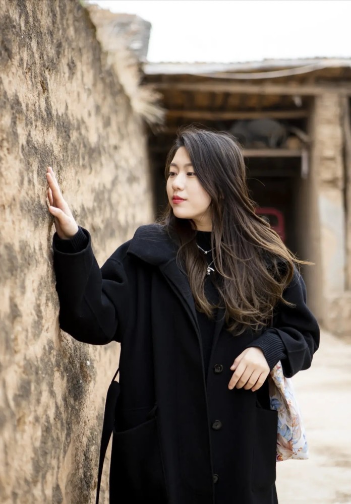 初春来到乡村踏青的黑衣素颜美女,好美!