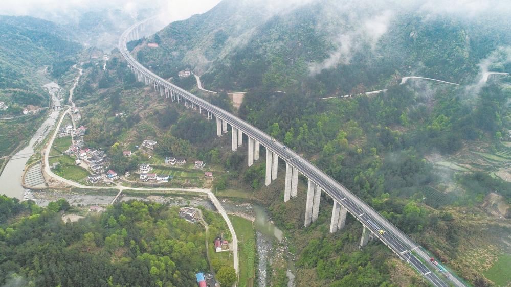 六潜高速:穿越大别山腹地的"安徽最美高速"