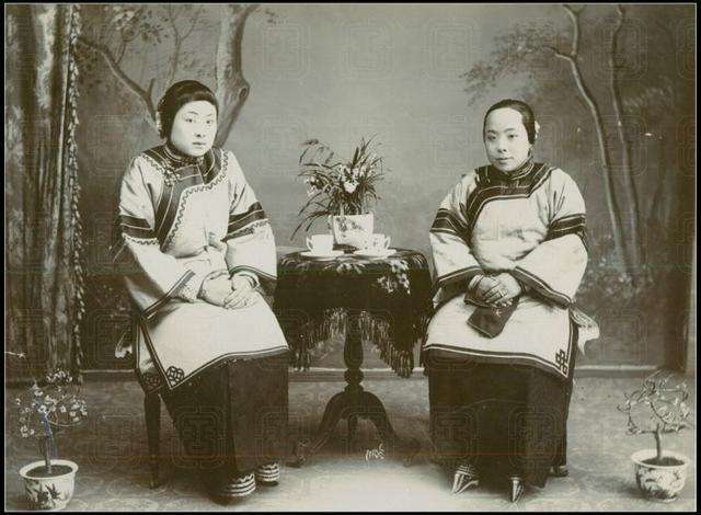 清朝三寸金莲的中国女性老照片,头大脚轻站不稳,张张