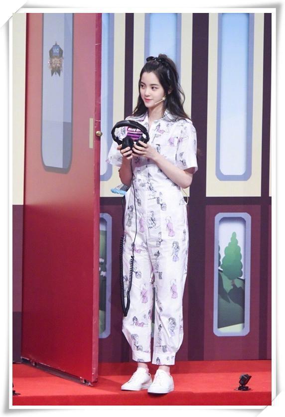 欧阳娜娜厉害!一袭吊带裙满屏女人味,网友直呼:好想做你男朋友