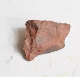 赭石,炮制品名为煅赭石,降低了苦寒之性,增强了平肝止血作用,质地