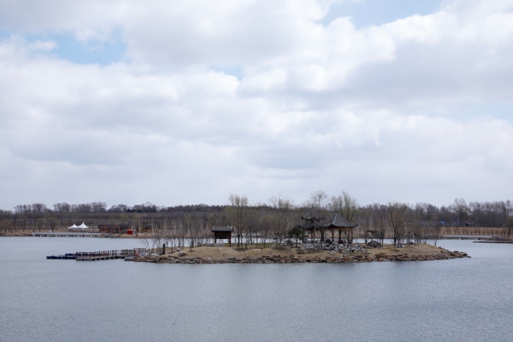 据讲解员介绍,海龙湖景区采用海绵城市设计理念,形成了"一湖,两廊