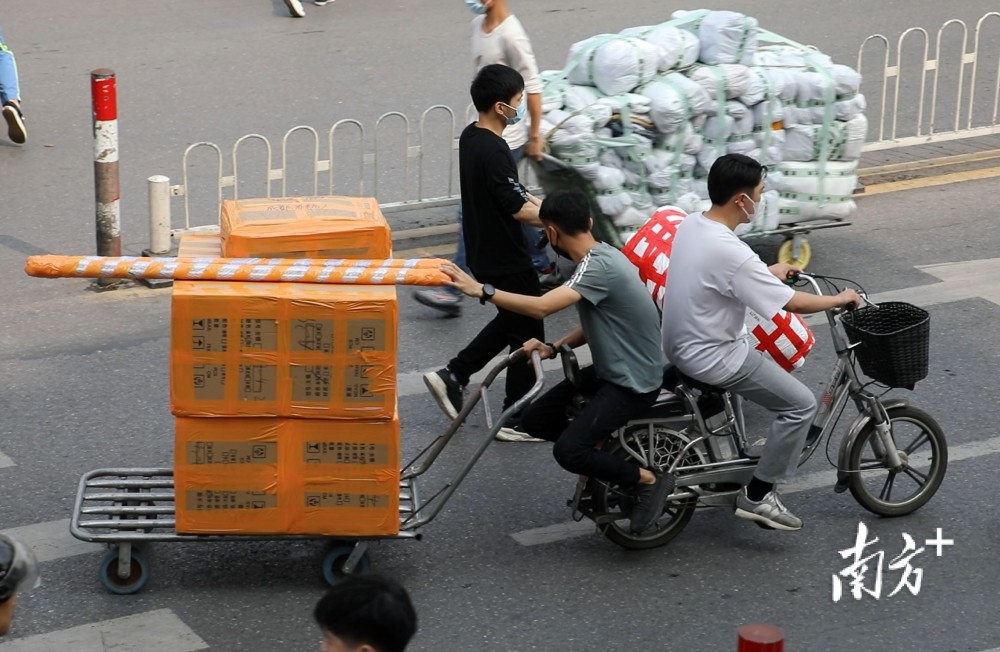 沙河大街市民用电动车拉货.