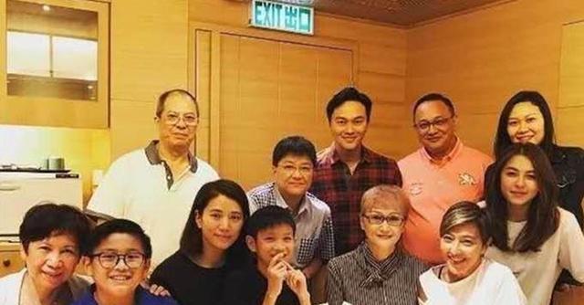 张智霖袁咏仪现身家族聚会,嘟嘴献吻美貌外甥女,舅舅曹查理缺席