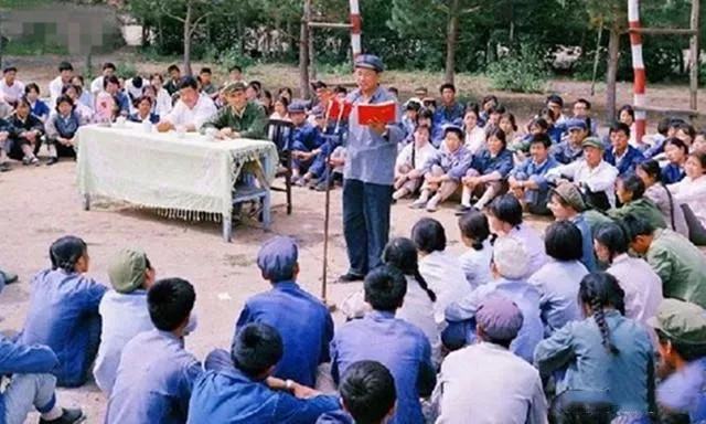 图为60年代的知青们在"忆苦思甜会"上认真听取老农民的报告.