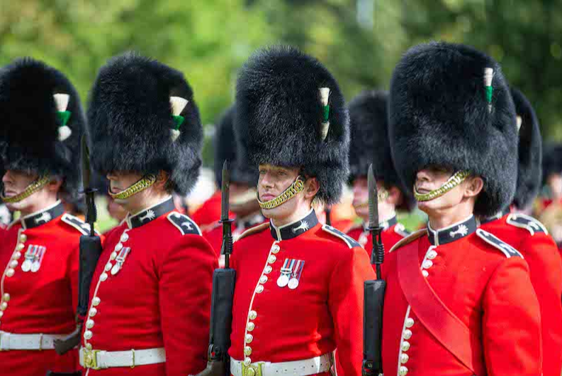 英国皇家卫队的5个步兵团,红色制服并不相同,不细看真