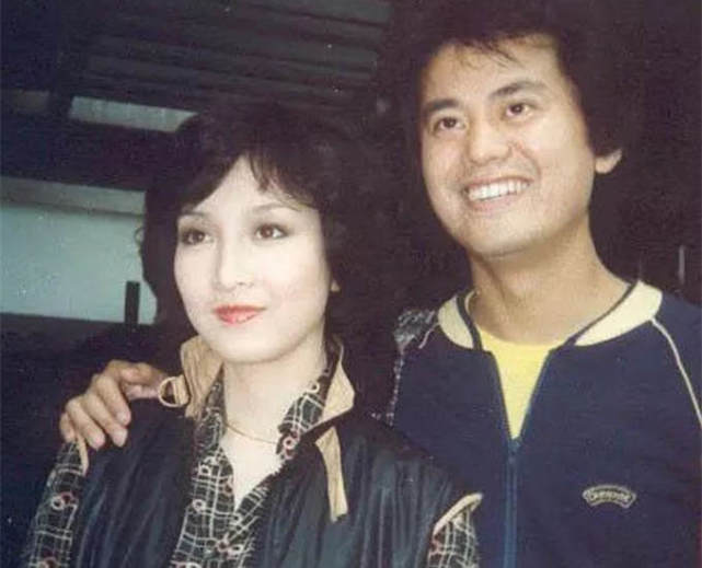 谭咏麟任达华豪宅聚会,陈百祥夫妇罕同框,结婚42年无