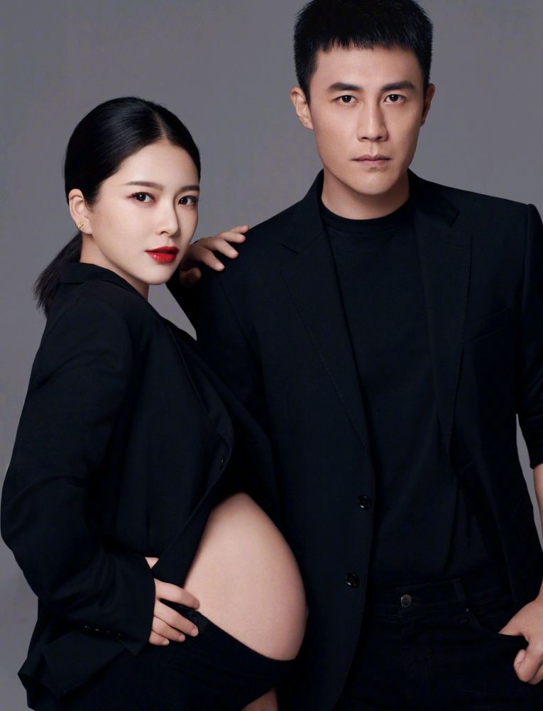 杜淳晒家庭合影,王灿孕肚写真照曝光!夫妻俩笑容灿烂好恩爱