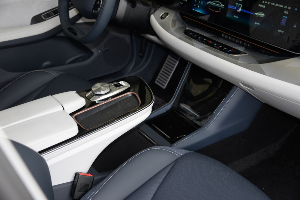 极狐华为首款自动驾驶汽车上市2519万起击穿高端智能市场