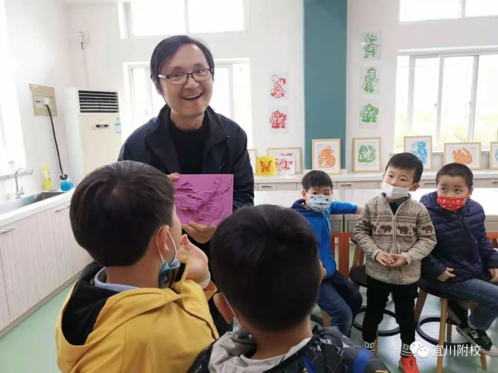 4月6日,8日,杨老师为太山幼儿园和宜川六村幼儿园家长介绍招生政策和