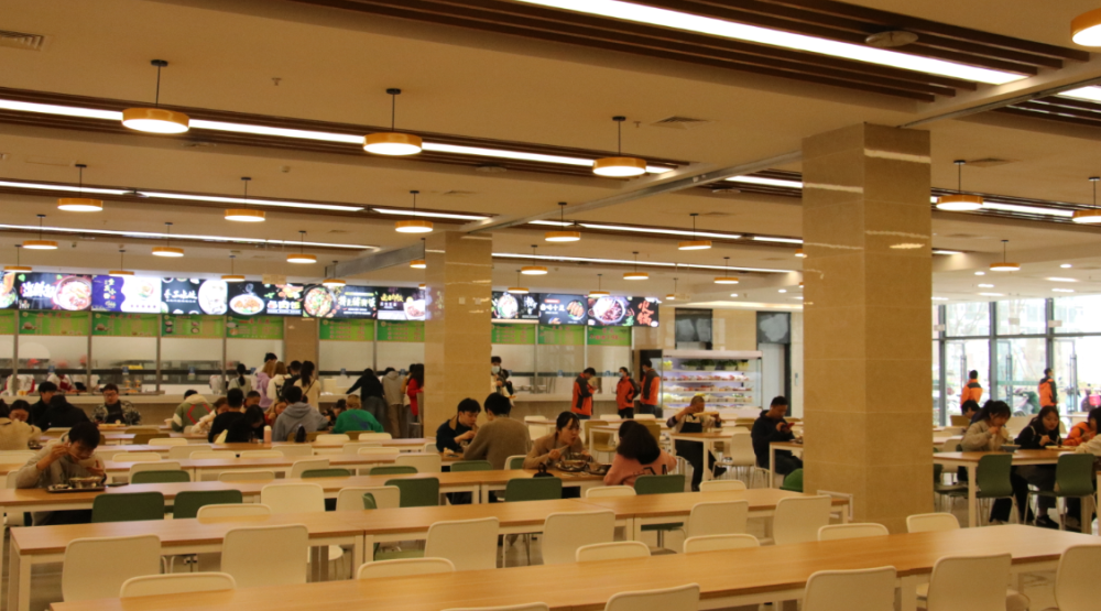 据记者了解, 目前食堂已对成都大学的学生开放.
