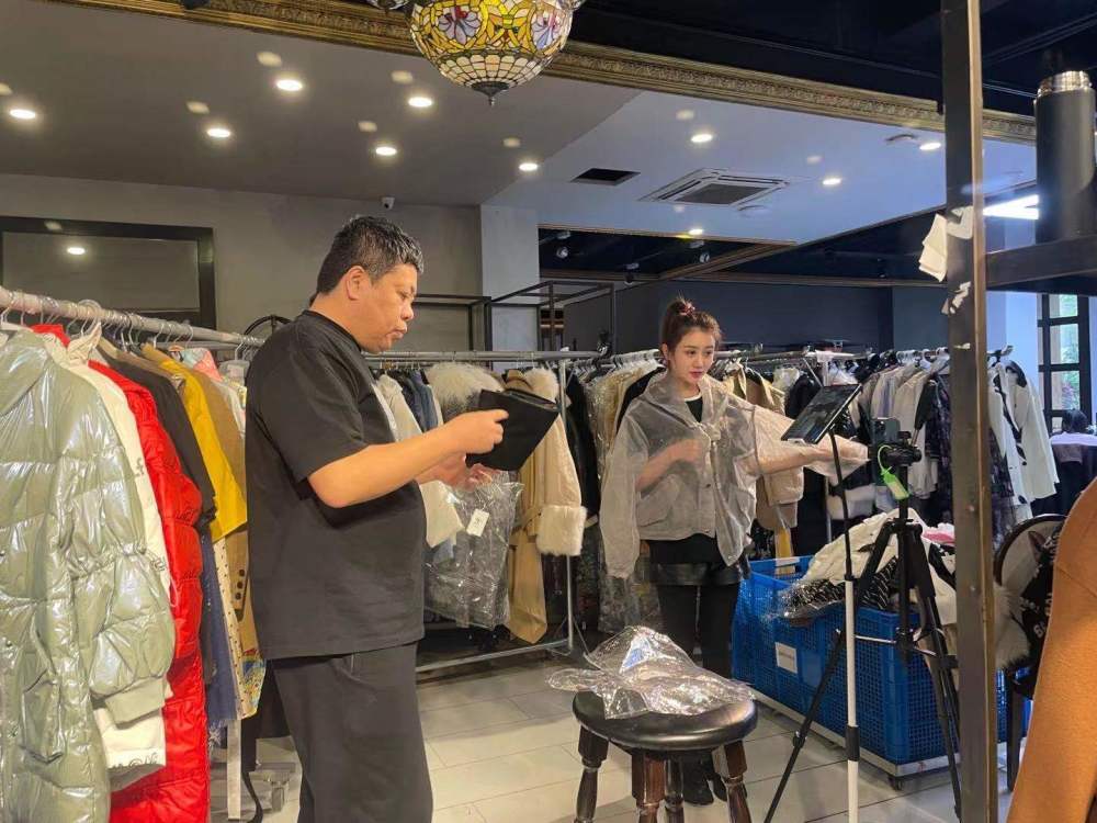 第三代皮草品牌崛起,亨帝诗皮草第一,佟延江建"皮草直播帝国!