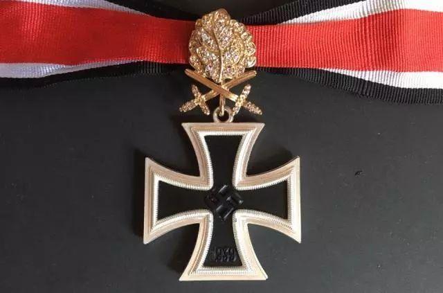 钻石金橡叶配剑骑士铁十字勋章 纳粹头子希特勒向鲁德尔授勋