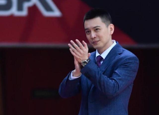 穿上西装的杨鸣简直就是行走的荷尔蒙,西装领带搭配也是花样繁多,最近