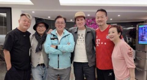 谭咏麟晒与任达华等好友聚会照 陈百祥夫妇罕见同框