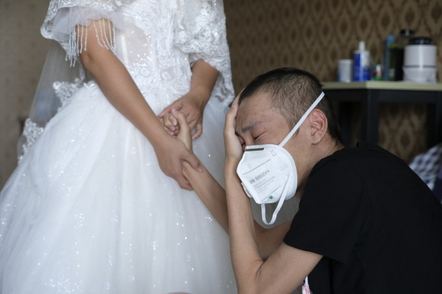 穿婚纱向血癌丈夫求婚2年后我想对妈说:如果不是我,你会更幸福