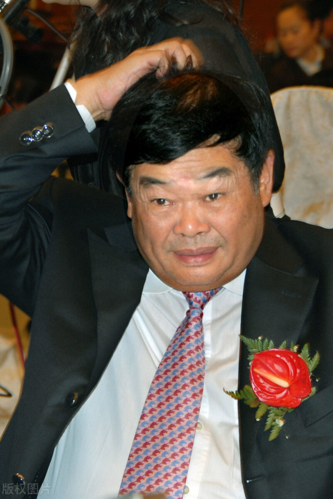 "玻璃大王"曹德旺,为红颜知己跟妻子摊牌,妻子:只要房子和孩子