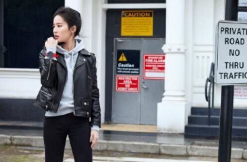 刘亦菲最新街拍造型曝光穿酷黑机车夹克飒中带美