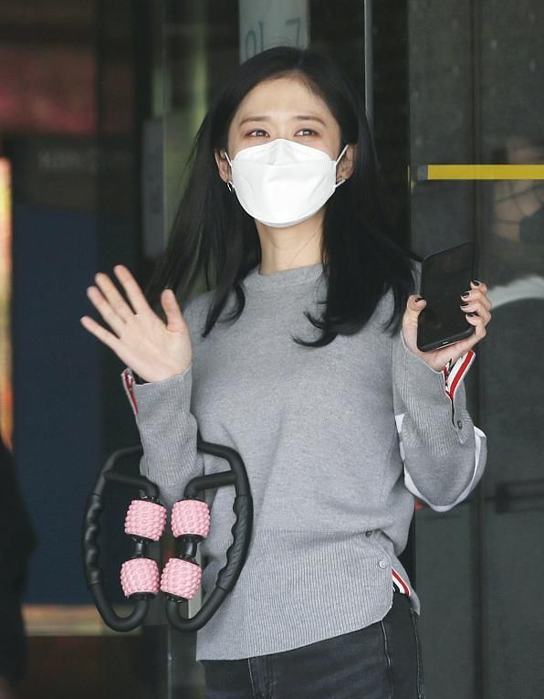 张娜拉上班被拍,留披肩发美甲却显叛逆,拎健身器材1尺6蛮腰抢镜