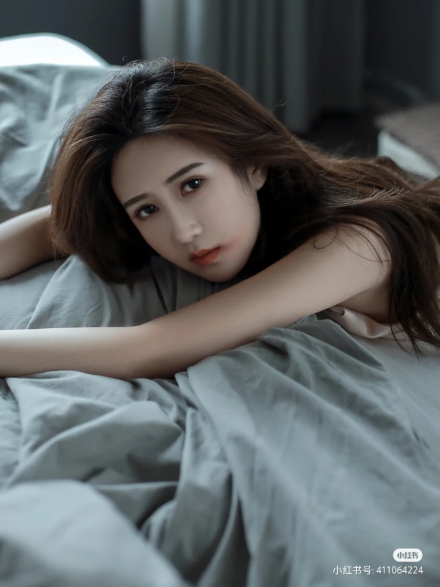 情绪风伤感少女居家写真
