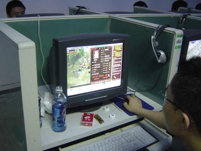 大话西游2:24小时不离网吧,还记得这些大头屏幕和万象